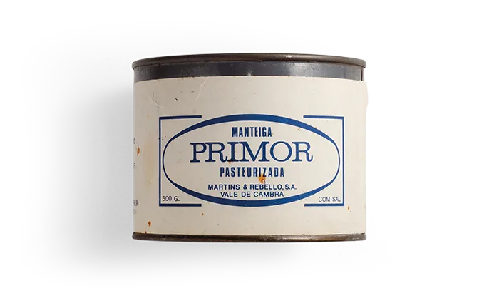 Lata de manteiga Primor pasteurizada de 500g, com sal, da Martins & Rebello, S.A., Vale de Cambra.