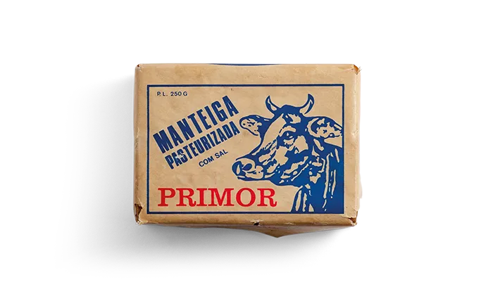 Pacote de manteiga pasteurizada Primor, 250g, com ilustração de vaca na embalagem.